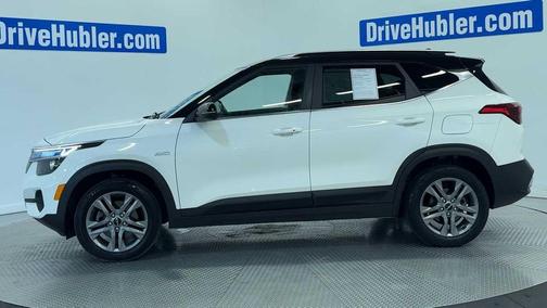 Clear White/Black Roof 2022 Kia Seltos S