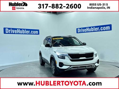Clear White/Black Roof 2022 Kia Seltos S