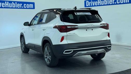 Clear White/Black Roof 2022 Kia Seltos S