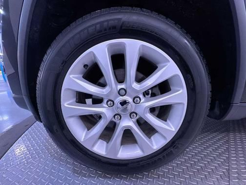 Diamond Black Crystal Pearlcoat 2017 Jeep Grand Cherokee Limited