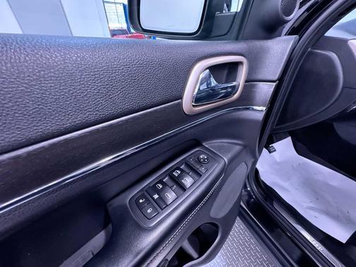 Diamond Black Crystal Pearlcoat 2017 Jeep Grand Cherokee Limited