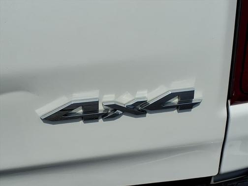 Ivory White Tri-Coat Pearlcoat 2019 RAM 1500 Limited