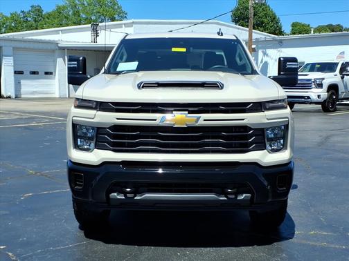 White Sands 2026 Chevrolet Silverado 2500 Custom