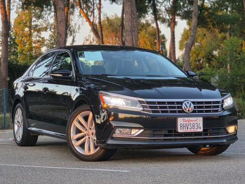 Deep Black Pearl Metallic 2018 Volkswagen Passat 2.0T SE