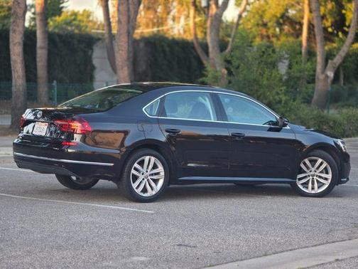 Deep Black Pearl Metallic 2018 Volkswagen Passat 2.0T SE