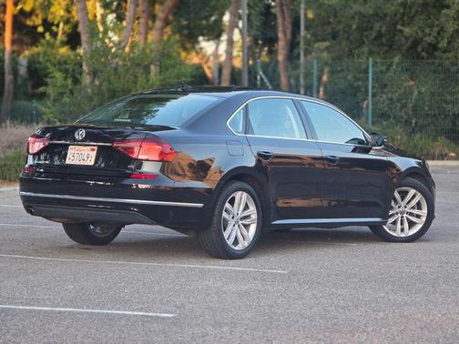 Deep Black Pearl Metallic 2018 Volkswagen Passat 2.0T SE