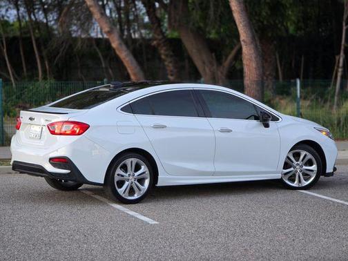 Summit White 2018 Chevrolet Cruze Premier