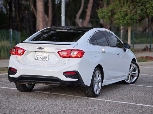 Summit White 2018 Chevrolet Cruze Premier