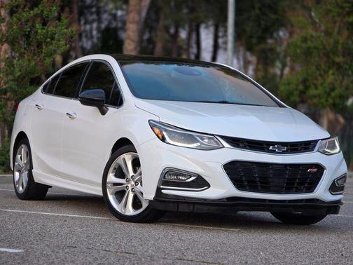 Summit White 2018 Chevrolet Cruze Premier