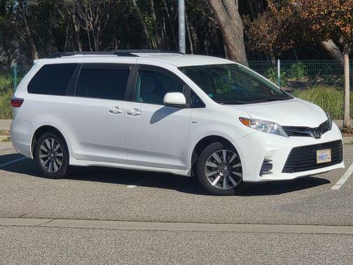 2018 Toyota Sienna LE