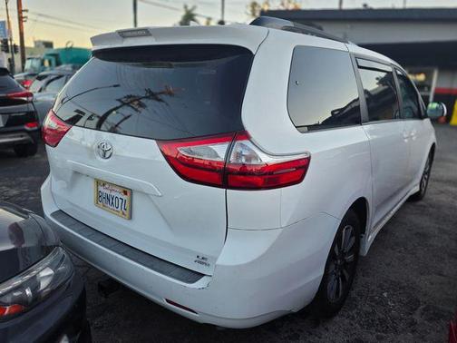 2018 Toyota Sienna LE