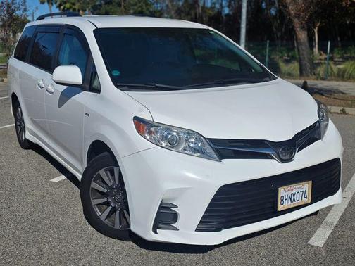 2018 Toyota Sienna LE