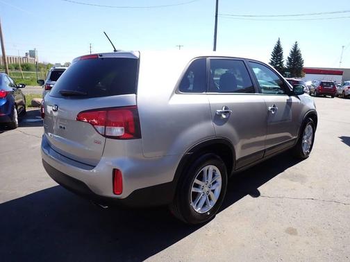 Silver 2015 Kia Sorento LX