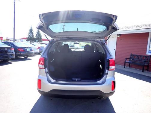 Silver 2015 Kia Sorento LX