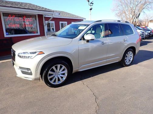 Champagne 2017 Volvo XC90 T6 Momentum