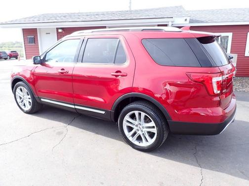 Red 2016 Ford Explorer XLT