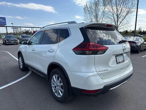 White 2018 Nissan Rogue SV