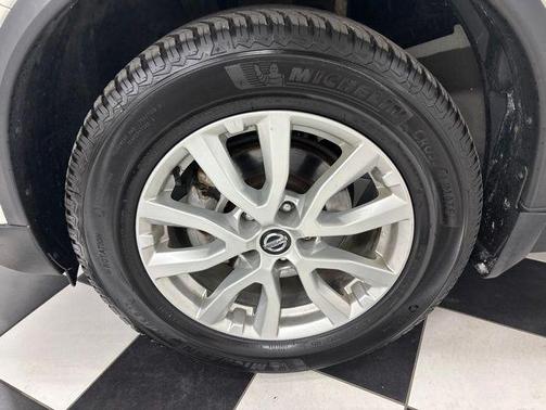 White 2018 Nissan Rogue SV