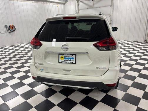 White 2018 Nissan Rogue SV