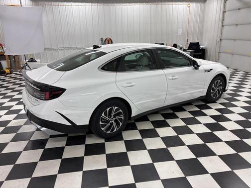 2026 Hyundai SONATA Hybrid Base