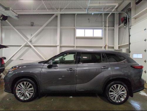 2022 Toyota Highlander Platinum