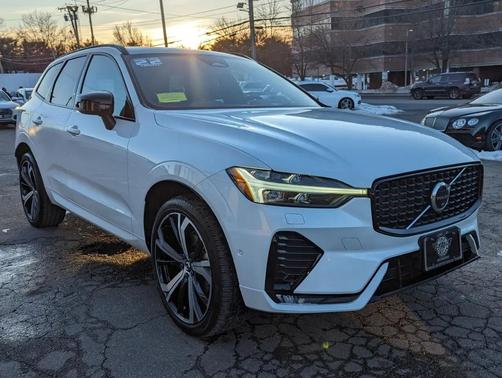 2022 Volvo XC60 B5 R-Design