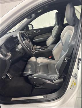 2022 Volvo XC60 B5 R-Design