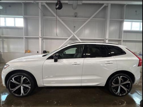 2022 Volvo XC60 B5 R-Design