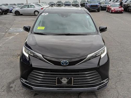 Midnight Black Metallic 2022 Toyota Sienna Limited