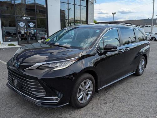 Midnight Black Metallic 2022 Toyota Sienna Limited