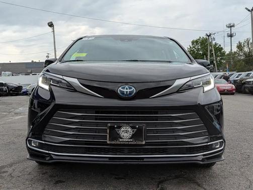 Midnight Black Metallic 2022 Toyota Sienna Limited