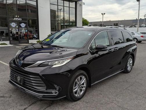 Midnight Black Metallic 2022 Toyota Sienna Limited