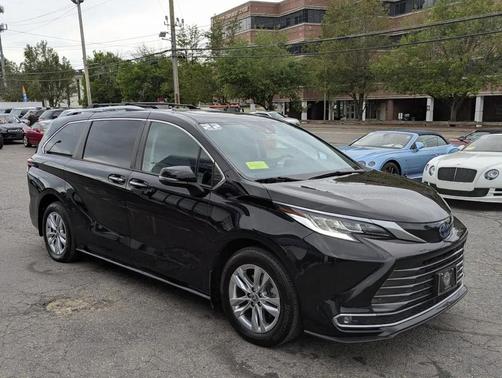 Midnight Black Metallic 2022 Toyota Sienna Limited