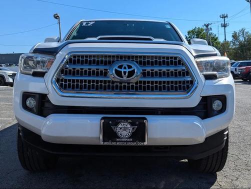Super White 2017 Toyota Tacoma TRD Sport