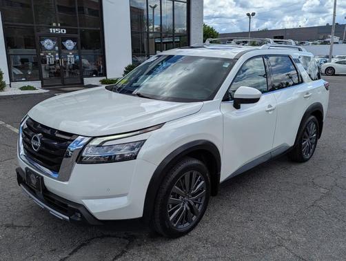 White 2022 Nissan Pathfinder SL 4WD