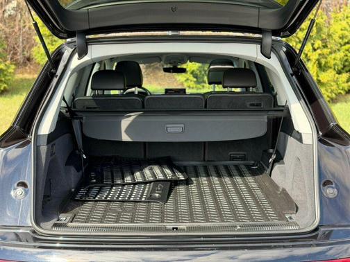 Orca Black Metallic 2018 Audi Q7 3.0T Prestige