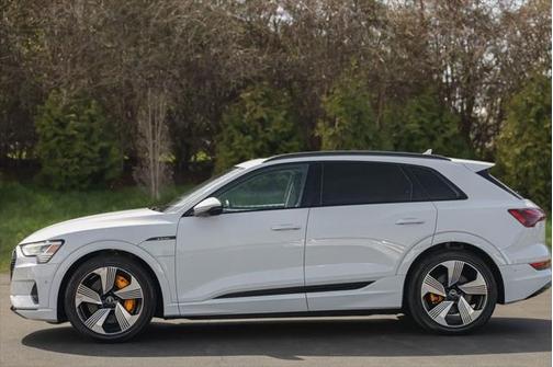 2022 Audi e-tron Premium Plus