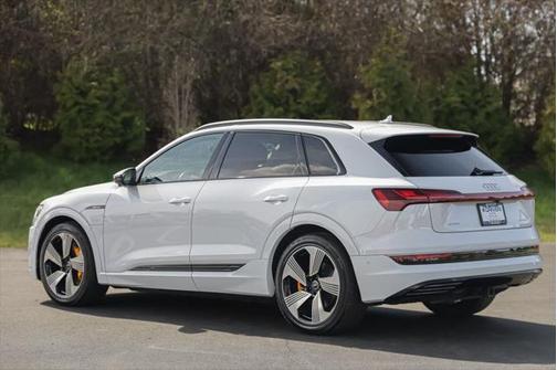 2022 Audi e-tron Premium Plus