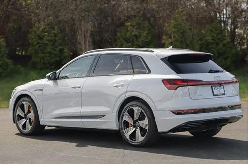 2022 Audi e-tron Premium Plus