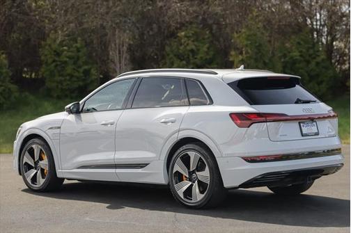 2022 Audi e-tron Premium Plus