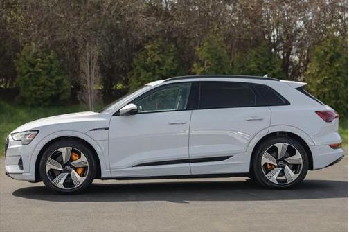 2022 Audi e-tron Premium Plus