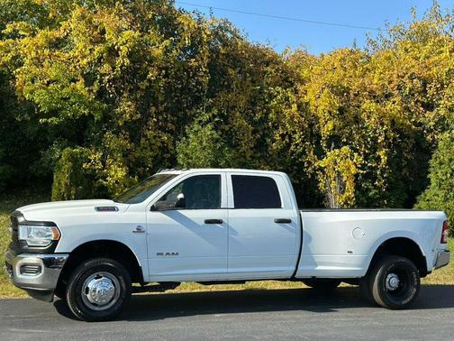 2022 RAM 3500 Tradesman 4x4 Crew Cab 8' Box