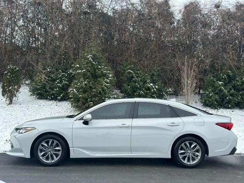 2022 Toyota Avalon Hybrid XLE