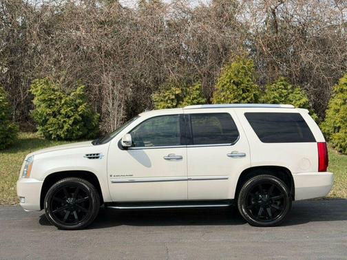 White Diamond Tricoat 2007 Cadillac Escalade Base