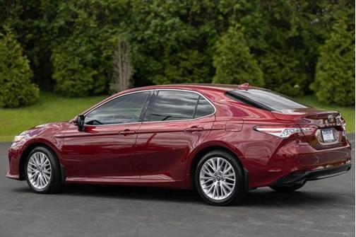 2020 Toyota Camry Hybrid XLE