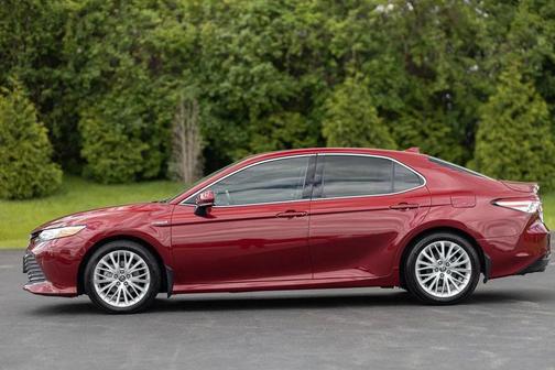 2020 Toyota Camry Hybrid XLE