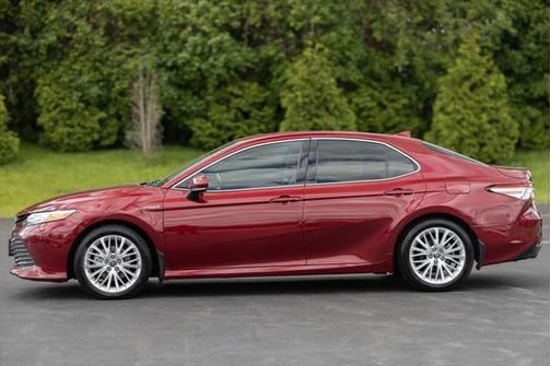 2020 Toyota Camry Hybrid XLE