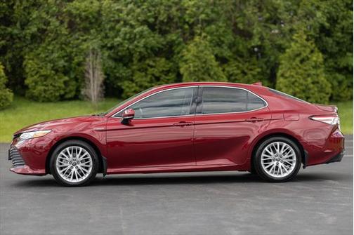 2020 Toyota Camry Hybrid XLE