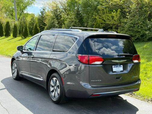 Granite Crystal Metallic Clearcoat 2018 Chrysler Pacifica Hybrid Limited