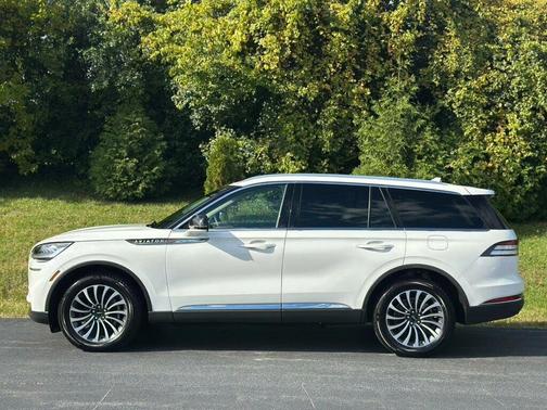 2022 Lincoln Aviator Standard AWD